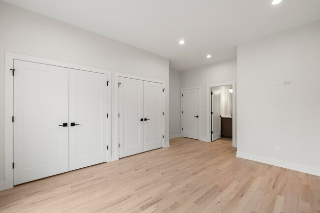 Building Photo - 428 E 50th Pl