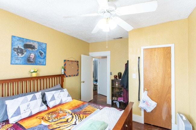 Building Photo - Spacious Home ready for a new family!