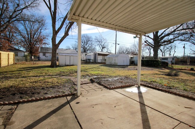 Building Photo - Cute RedBud District Home