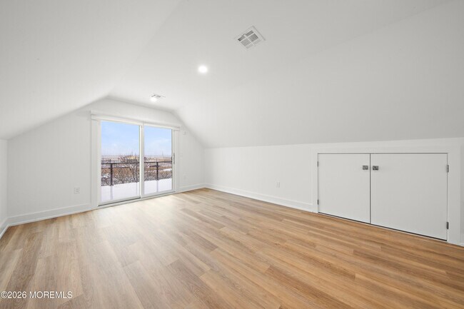 Building Photo - 427 Hoyt St