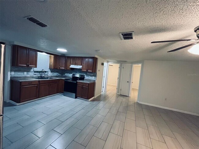 Building Photo - 5323 Satsuma Dr