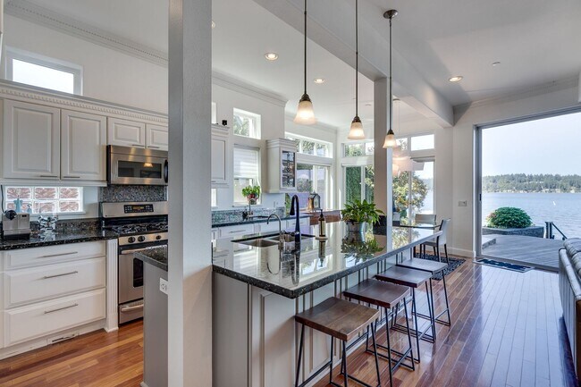 Building Photo - 5bd/3.75ba Sammamish Home