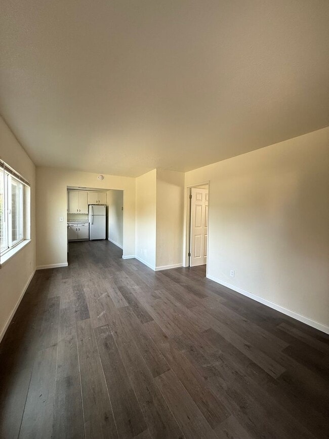 Building Photo - Available NOW!  Adorable updated house in North Chico