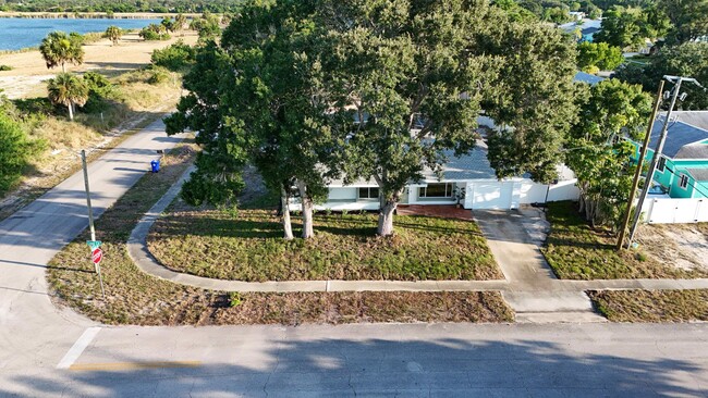 Building Photo - 948 Canal Cir