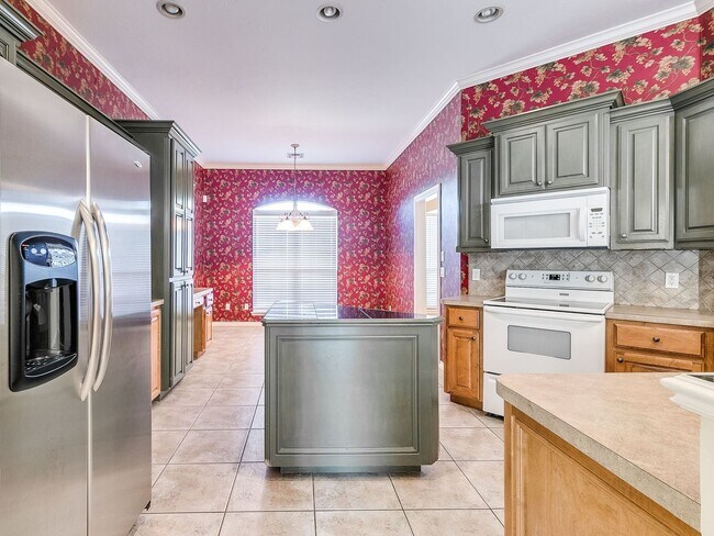 Building Photo - Beautiful Home With Lake View - 3 Bed + 2 Bath