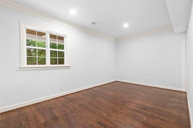 Building Photo - 6404 Community Dr