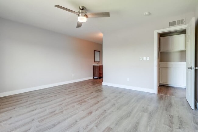 Building Photo - Gorgeous Upper Unit Condo in Fairway Knoll...