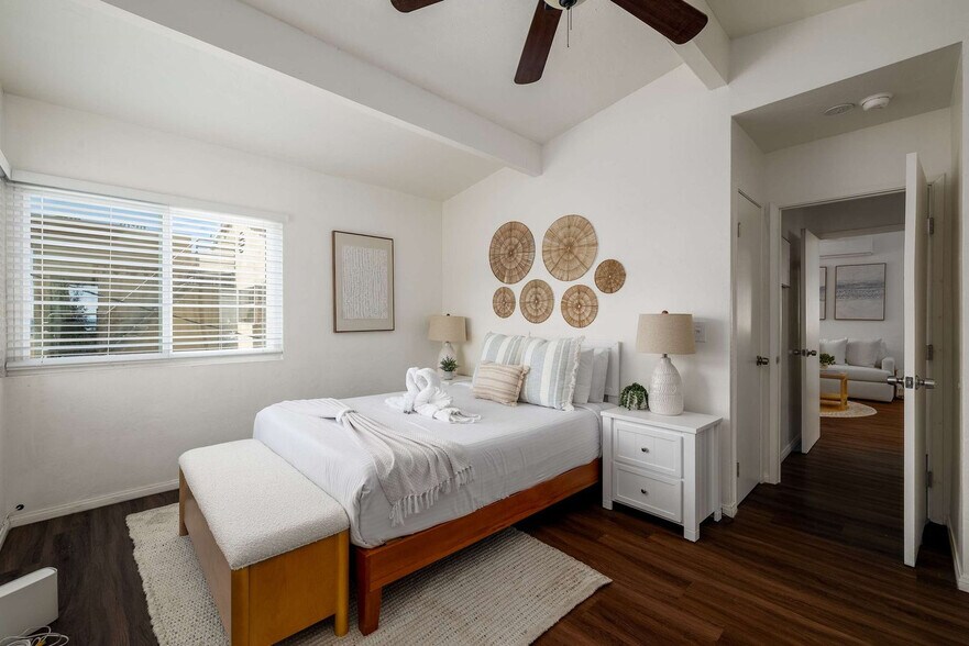 Building Photo - 4587 Saratoga Ave