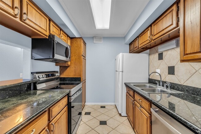 Building Photo - 1860 White Oak Dr