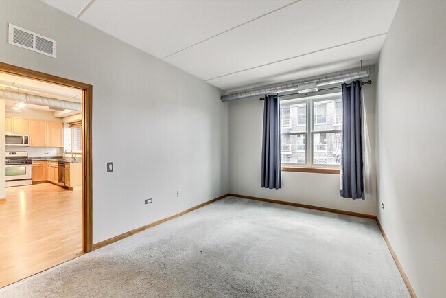 Building Photo - 873 N Larrabee St