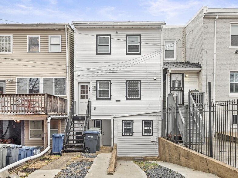 Building Photo - Modern update Petworth rowhouse near Fort ...