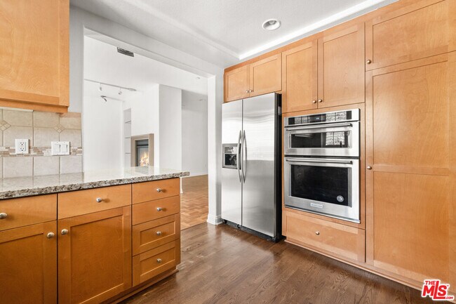 Building Photo - 5831 Seawalk Dr