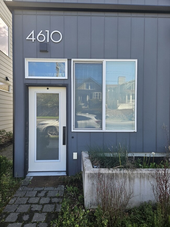 Building Photo - 4610 Woodland Park Ave N