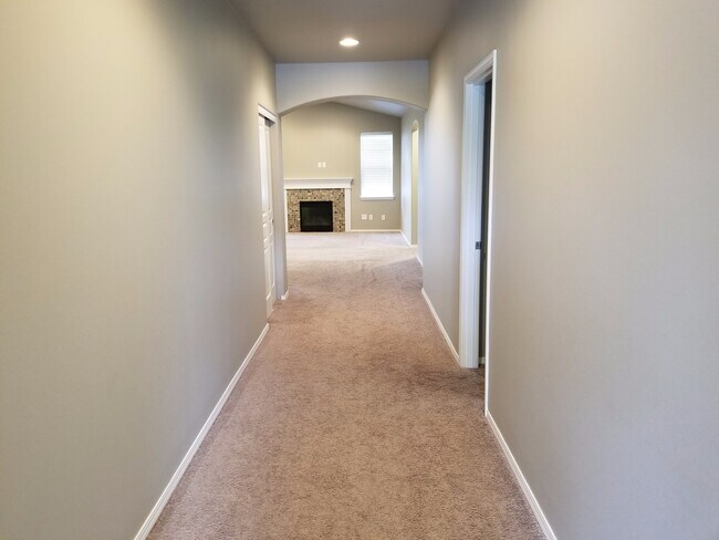 Building Photo - Single level home with 4 bedrooms and open floor plan UNFURNISHED