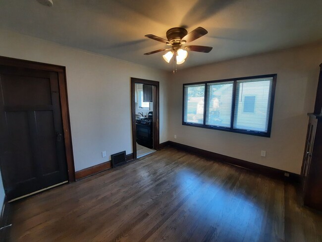 Building Photo - 2 Bedroom, 1 Bathroom home with large garage