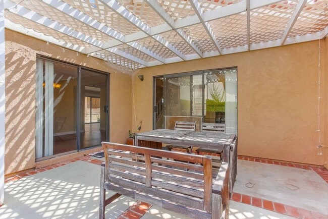 Building Photo - Charming Two Story 3 BR Home Available Mid June!