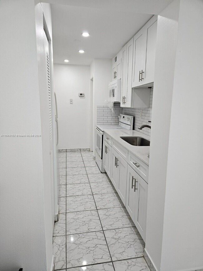 Building Photo - 750 NW 43rd Ave