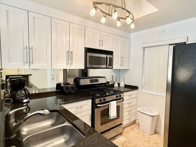 Building Photo - Meridian - Luxury STUDIO Condo w/ laminate...