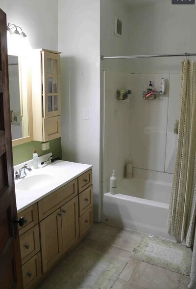 Building Photo - 1916 N Bartlett Ave