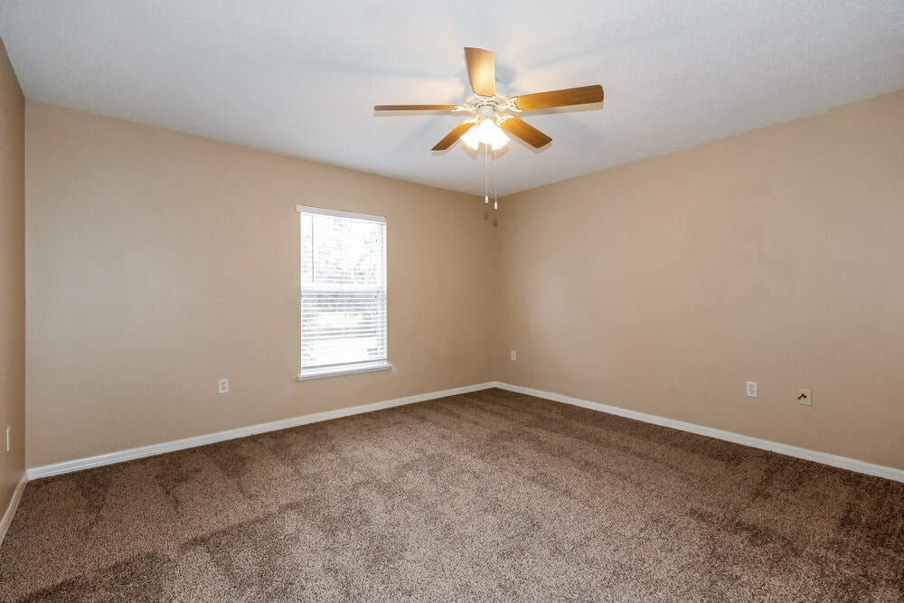 Building Photo - 5840 Lake Front Dr