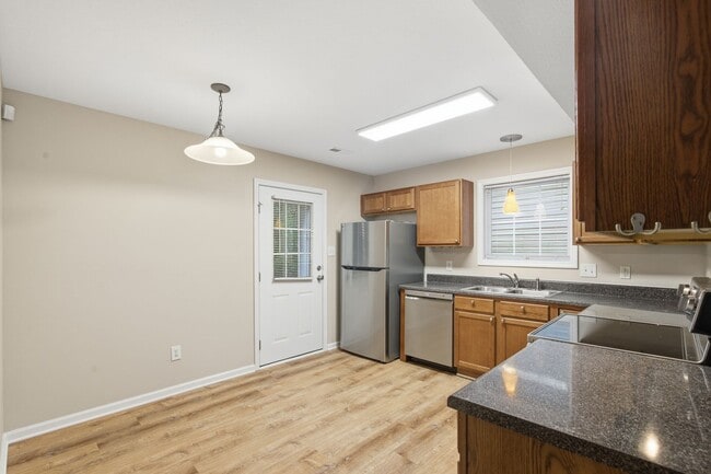 Building Photo - Knoxville 37912 - 2 bedroom 1.5 bath condo - call Jean Chung 865-386-1022