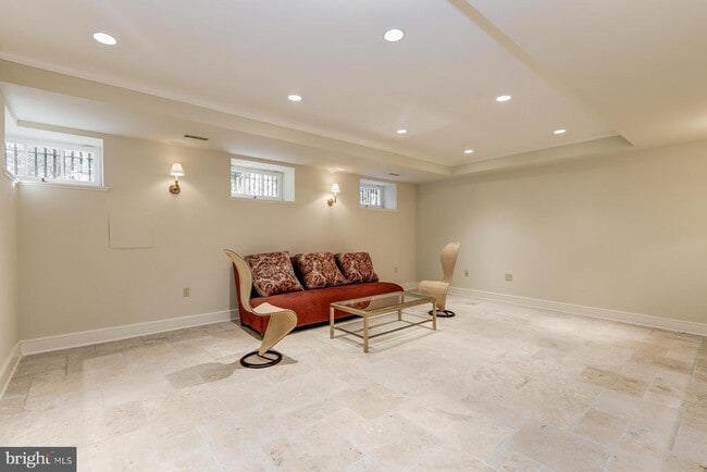 Building Photo - 2425 California St NW