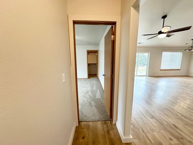 Building Photo - Charming 3 Bedroom Home