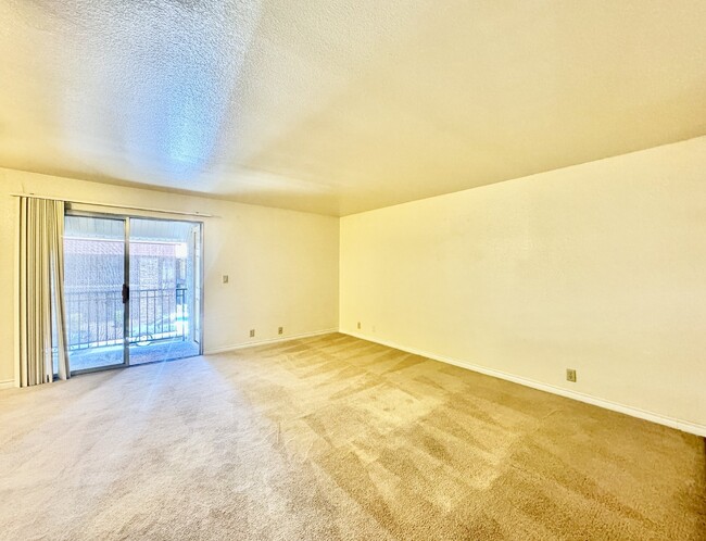 Building Photo - Lovely 2 Bed, 2 Bath Upstairs Condo for Re...