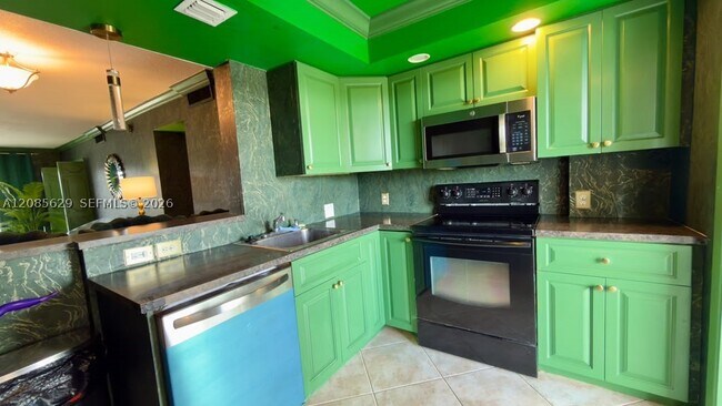 Building Photo - 3150 N Palm Aire Dr