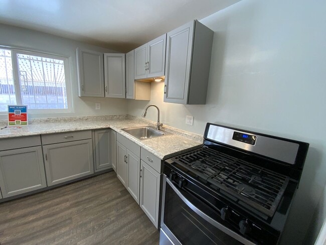 Building Photo - 3 Bedroom Single Story Home Available Near...
