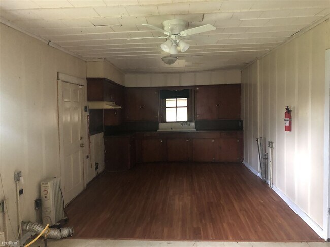 Building Photo - 3 br, 1 bath House - 411 N Theater St