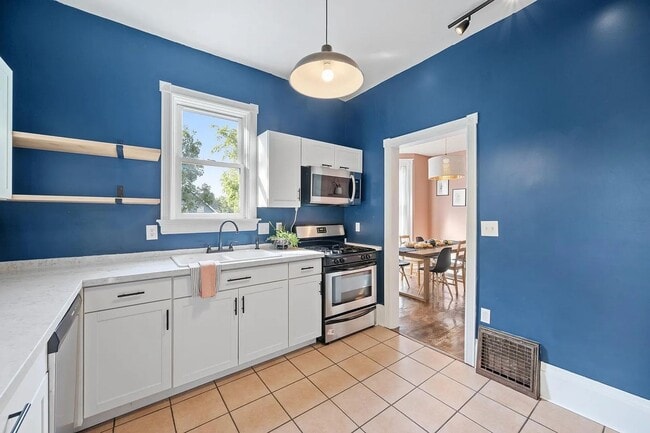 Building Photo - Magnificent, Beautifully UPDATED, 3 Bedroo...