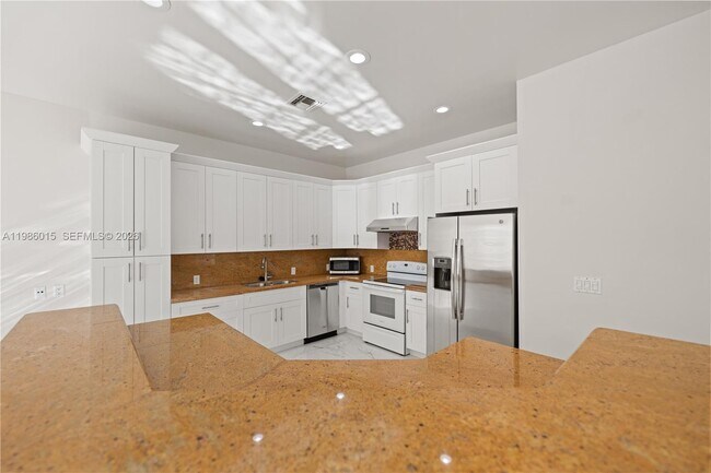 Building Photo - 819 SW 7th Ave