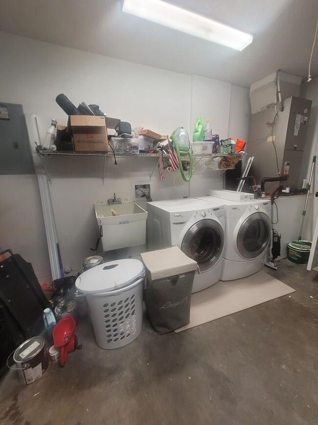 Building Photo - Modern 3 Bed, 2 Bath Home in Chelsea Parc ...