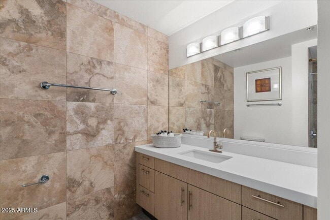 Building Photo - 7117 E Rancho Vista Dr