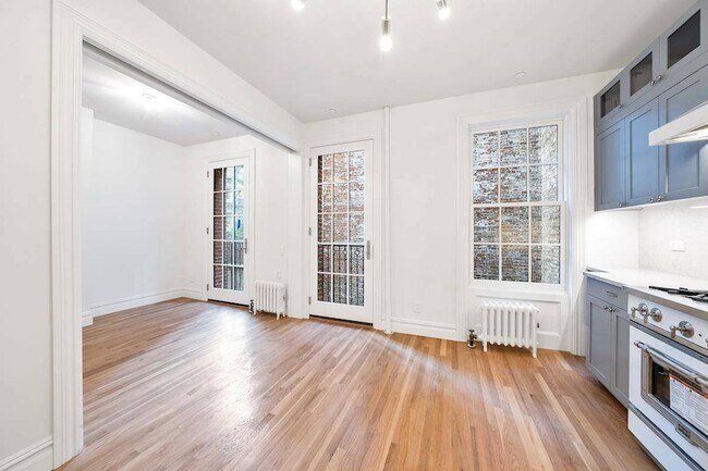 Building Photo - 422 Hudson St