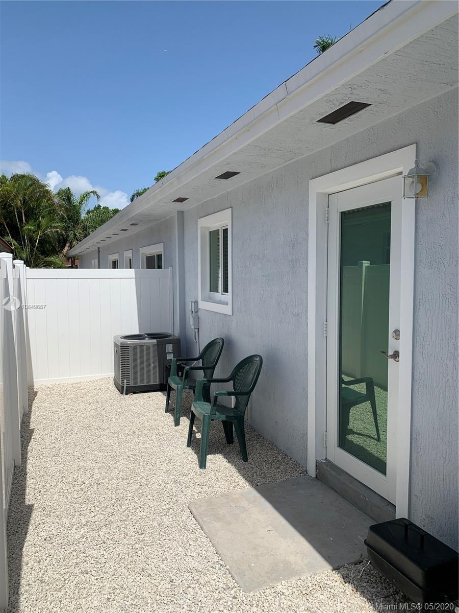 Private Patio - 2852 SW 36th Ave