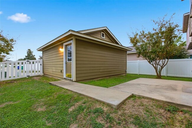 Building Photo - 930 Alamo Plaza Dr