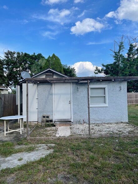 Building Photo - 8722 N Brooks St