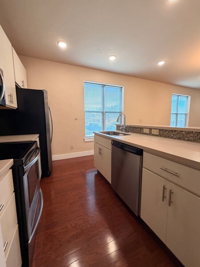 Building Photo - 525 E Kiowa St