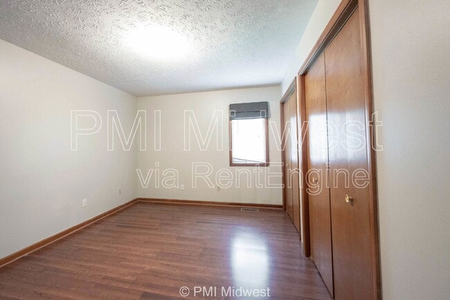 Building Photo - 406 Tulip Dr