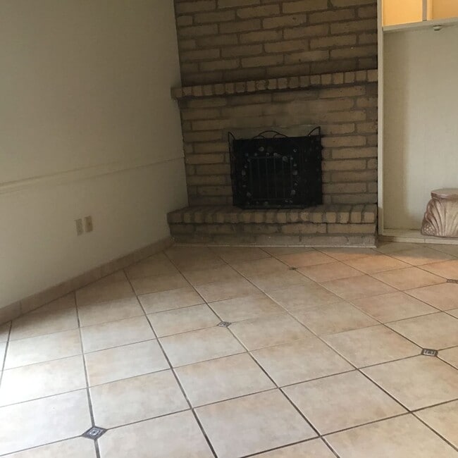 Building Photo - Move in special $500.00 off first month's ...