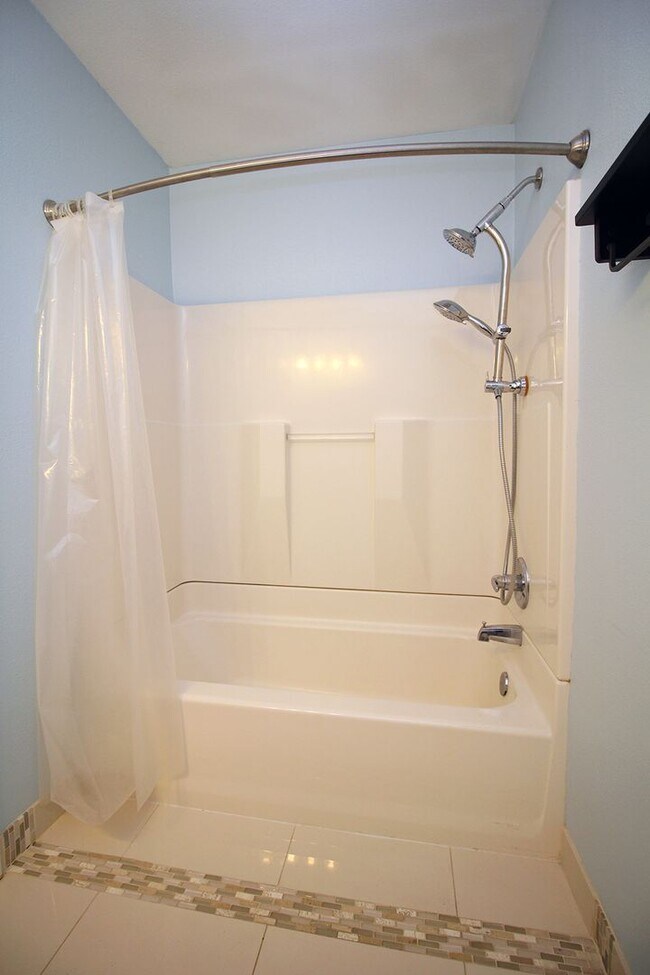 Building Photo - Gorgeous, Remodeled 3 Bed/2 Bath Mid-Century Ranch on Huge Lot – Lake Oswego!