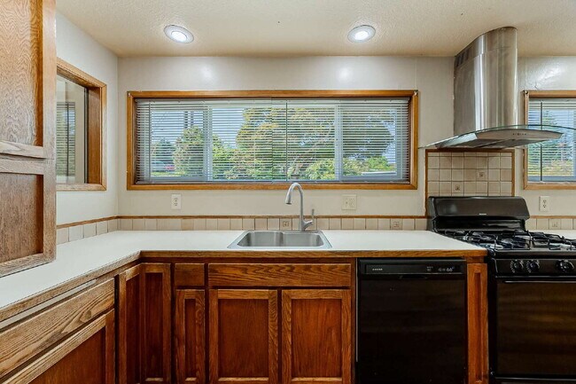 Building Photo - Five-bedroom in Kent, Scenic Hill Neighbor...