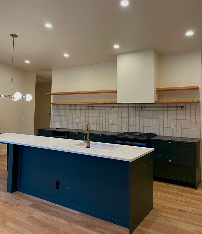 Building Photo - Absolutley stunning custom home in desirab...