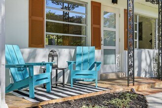 Building Photo - Retro Pool home close to downtown Naples