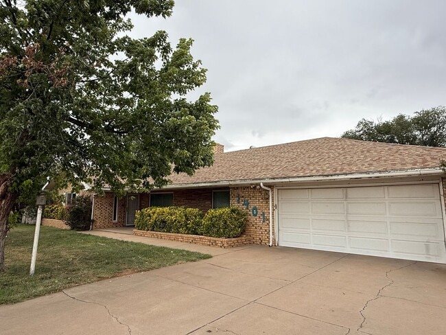 Building Photo - 3 Bed 3 Bath spacious home, with extra craft room, Lovely Backyard