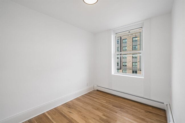 Building Photo - 1327 Willow Ave