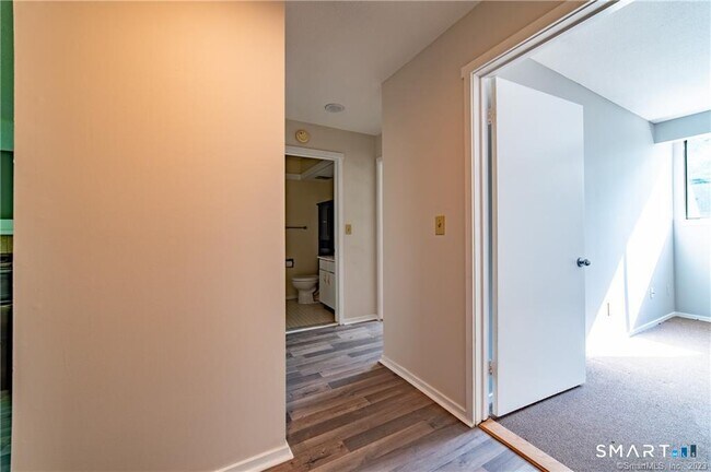 Building Photo - 140 Woodvale Dr