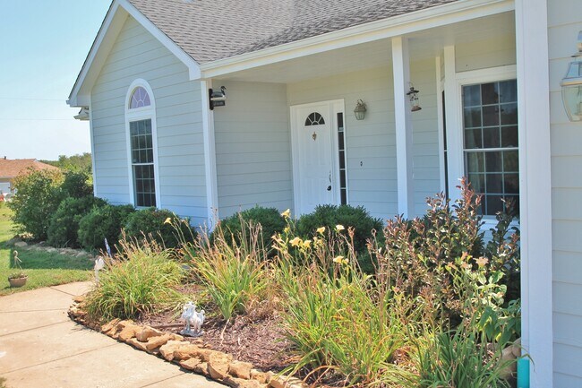Building Photo - New price! Enjoy country living and seclus...